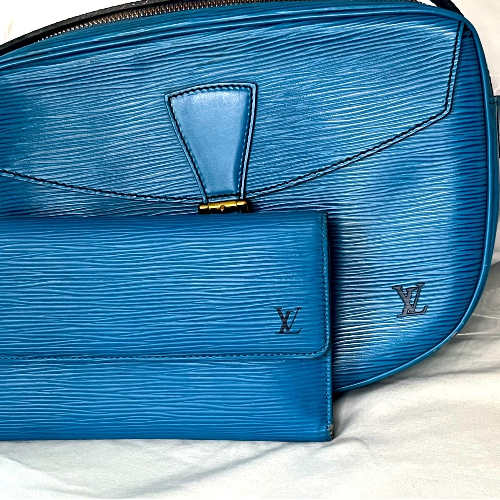Gorgeous LOUIS Vuitton vintage blue epi crossbody and wallet